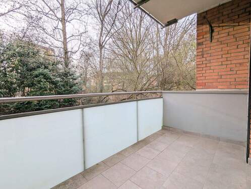 Schick: Bereits sanierter Balkon zur Gartenseite - 