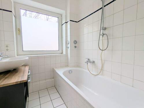 Nicht nur gut bei Rücken: Badezimmer mit Vollbad - 