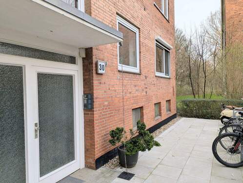 Einladend: Eingangsbereich mit Haustür und modernem Klingeltableau - Etagenwohnung mit 74,00 m&sup2; in Hamburg zum Kaufen