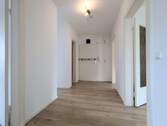 Einladend: Der Hausflur mit eigenem Einbauschrank - 