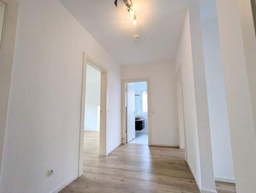 Flur, Blickrichtung Badezimmer - 