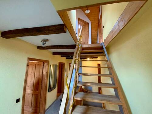 Flur und Treppe DG - 