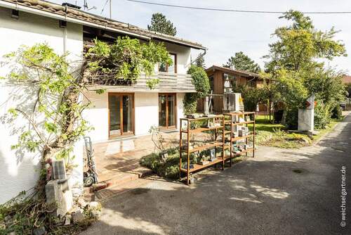 Blick zur Terrasse u. Zufahrt - 