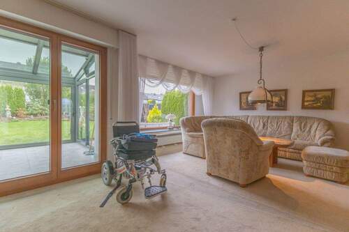 Großes Wohn-Esszimmer mit Zugang zum Wintergarten - 