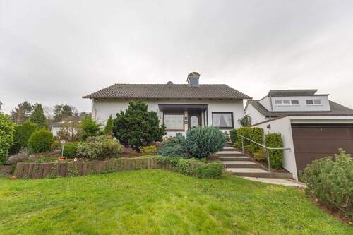 Haus & Gartenansicht - Menden Lahrfeld – Freistehendes EFH mit Wintergarten und Garage (Erbbaurecht !)