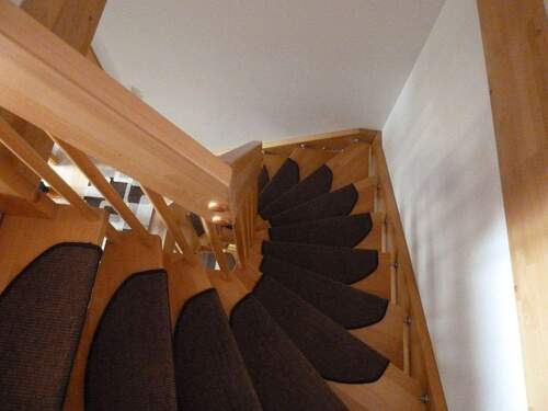 Treppe zum wohnlich ausgebauten Dachboden - 