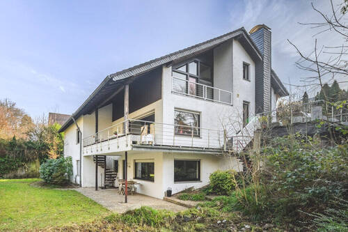 Tittelbild - Geräumiges Familiendomizil mit Einliegerwohnung und Doppelgarage auf Traumgrundstück in bester Lage