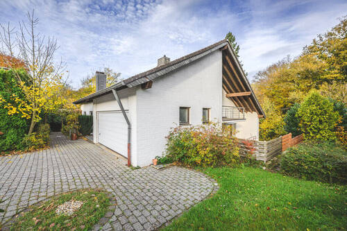 Vorderansicht mit Doppelgarage - Einfamilienhaus mit 300,00 m&sup2; in Würselen zum Kaufen