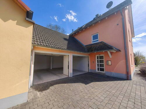 Einfahrt und Doppelgarage - 