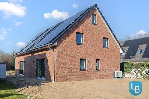 Hausansicht von vorne - Ankommen und Zuhause sein - Neubau-Doppelhaushälfte im Erstbezug