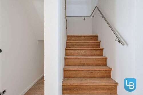 Treppe zum Dachgeschoss - 5 Zimmer Doppelhaushälfte in Padenstedt