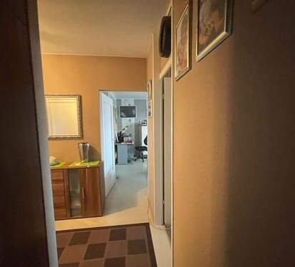 Flur - Aussichtslage mit Extras: 3 Zimmer & 6 Stellplätze