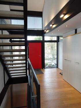 Eingangsbereich mit Treppenhaus - 5 Zimmer Einfamilienhaus zum Kaufen in Puschendorf