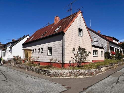 Titelbild - 2,5ZKB-Dachgeschosswohnung mit Garten und Garage