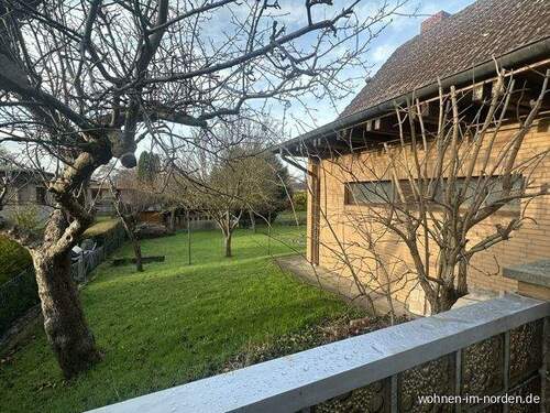 Blick von der Terrasse in den Garten - 
