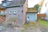 Hausseite mit Garage - 