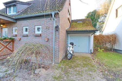 Hausseite mit Garage - 