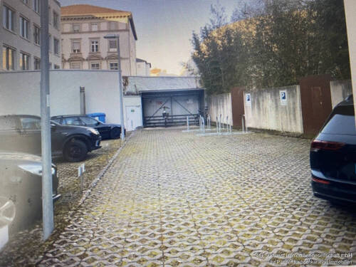 Innenhof mit 5 Pkw Stellülätzen - 