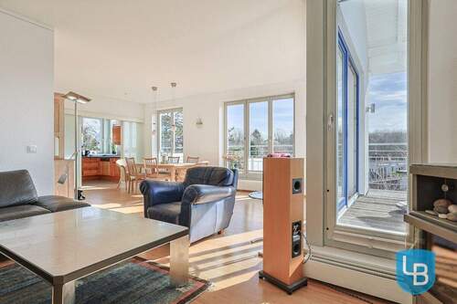 Wohnbereich mit Zugang zur Dachterrasse - 