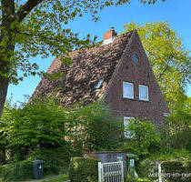 Mönkeberg: Charmantes Einfamilienhaus mit hohem Renovierungsbedarf in Traumlage fußläufig zum Wasser