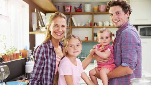 Familie im neuen Haus - 