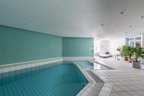 Schwimmbad - 6 Zimmer Einfamilienhaus in Oberhaching