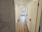 Blick in den Flur aus Zimmer 3 - 3 Zimmer Etagenwohnung in Hamburg