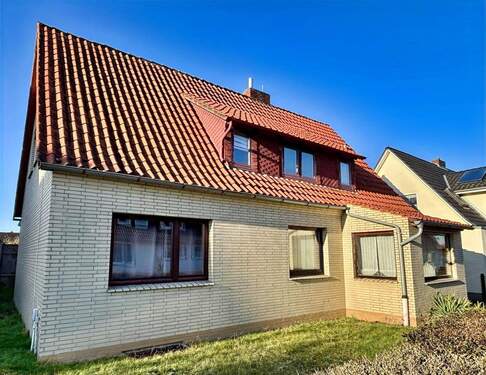 Ansicht von der Straßenseite / Ostseite des Hauses - Ruhige Lage, kurze Wege - Familienhaus mit idealer Verkehrsanbindung in Uelzen