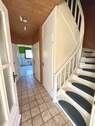 Flur im Erdgeschoss mit Treppe ins Dachgeschoss - 