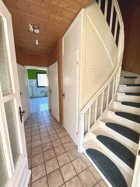 Flur im Erdgeschoss mit Treppe ins Dachgeschoss - 