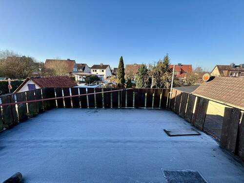 Blick auf die sanierungsbedürftige Dachterrasse - 
