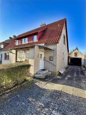 Eingangsbereich/ Zufahrt zur Garage - Einfamilienhaus mit 144,90 m&sup2; in Uelzen zum Kaufen