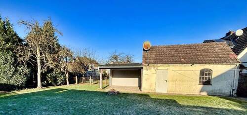 kleines Garagengebäude und überdachter Sitzplatz - 