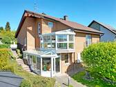 Bild 1 - Komfort-Klinkerhaus auf über 1.600 m² Traumgrundstück in reizvoller Fernblicklage von Elgershausen