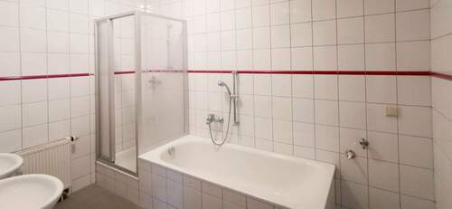 Badezimmer_01.jpg - Etagenwohnung mit 96,00 m&sup2; in Freiberg zur Miete
