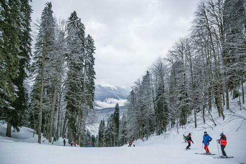 Skifahren im Winter - 'Junges Paar aufgepasst! - Skifahren im Winter, Badespaß im Sommer, alles um die Ecke!'