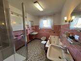 Bad mit Dusche und Badewanne im Obergeschoss - 