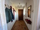 Flur mit Garderobe im Erdgeschoss - Einfamilienhaus mit 230,00 m&sup2; in Achern zum Kaufen