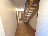 Flur im Obergeschoss mit Treppe in das Dachgeschoss - 