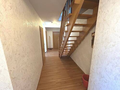Flur im Obergeschoss mit Treppe in das Dachgeschoss - 