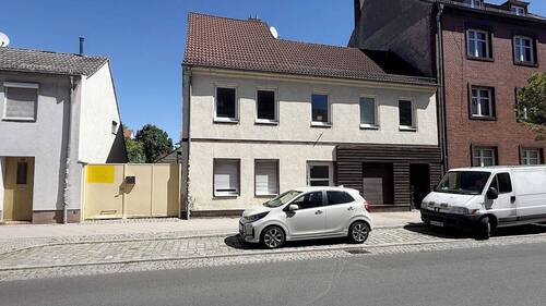 Strassenansicht vorne - 6 Zimmer Mehrfamilienhaus, Wohnhaus zum Kaufen in Luckenwalde