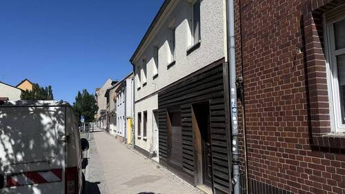 Strassenansicht rechts - 6 Zimmer Mehrfamilienhaus, Wohnhaus in Luckenwalde