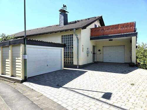 Ansicht Zuweg zum Haus - 9 Zimmer Mehrfamilienhaus, Wohnhaus in Friedberg (Hessen)