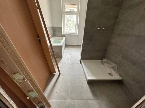 Bad aus 1.OG - 5 Zimmer 5- Zimmer zur Miete in Chemnitz