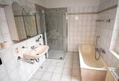 Bad mit Dusche und Wanne - 