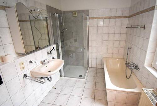 Bad mit Dusche und Wanne - 