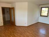 Wohn-/Essbereich - Gepflegte 2 Zimmer-Wohnung mit Balkon, Tageslichtbad mit Badewanne, WC separat - Stellplatz optional möglich