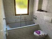 Tageslichtbad mit Badewanne und WaMa-Anschluss - 