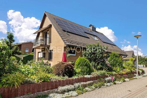 Hausansicht mit Süd-Balkon - 5 Zimmer Einfamilienhaus in Henstedt-Ulzburg
