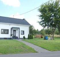 Einfamilienhaus in ruhig gelegener Seitenstraße mit Garage neuem Schuppen, Weitsicht und Terrasse - Roth bei Prüm